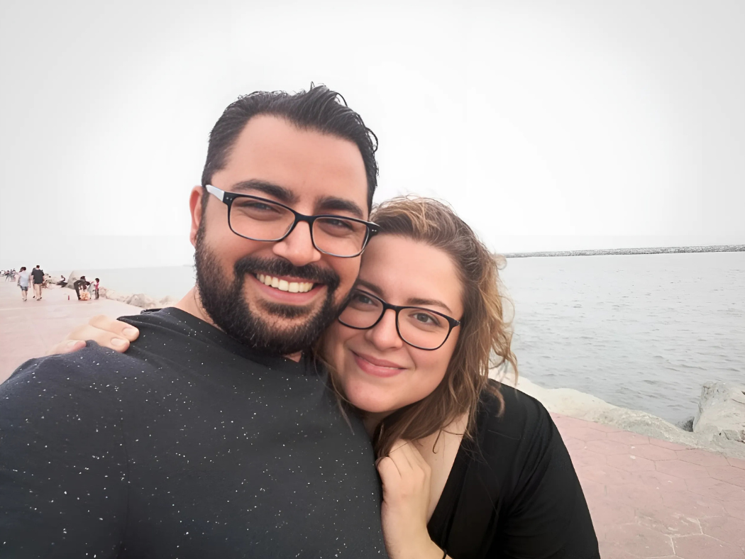 Adeel and Claudia from adeelandclaudia.com walking by a beach in Mexico 2017